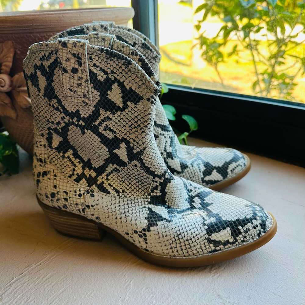 Born Wynd leather snake print  beige western boot Size 8.5